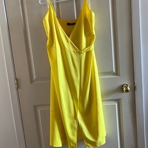 Lemon yellow wrap dress icône from Simon’s M